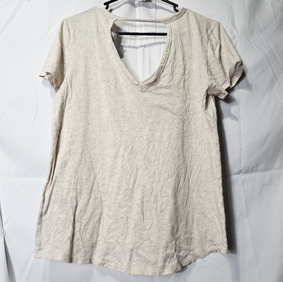 Banana Republic v neck front and back color cream short sleeve t-shirt - Picture 3 of 3